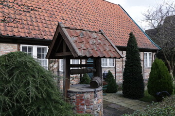 Historischer Brunnen vor einem Historischen Haus in der Altstadt von Cuxhaven an der Nordsee