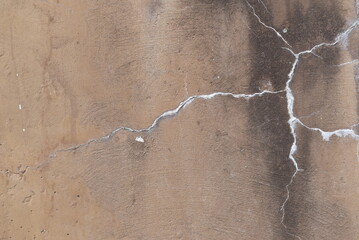 Risse in einer braunen Wand