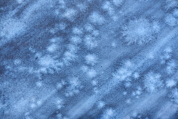 Abstrakter blauer Hintergrund mit Wasserfarben / Aquarellfarben