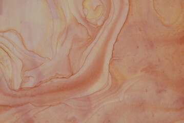 Obraz na płótnie Canvas Abstrakter Farbverlauf von orangen Wasserfarben mit hellem Hintergrund