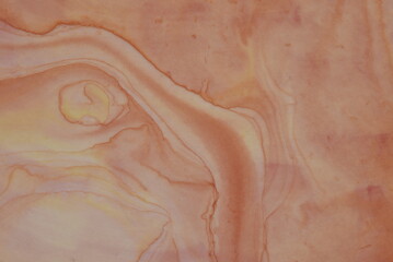 Obraz na płótnie Canvas Abstrakter Farbverlauf von orangen Wasserfarben mit hellem Hintergrund
