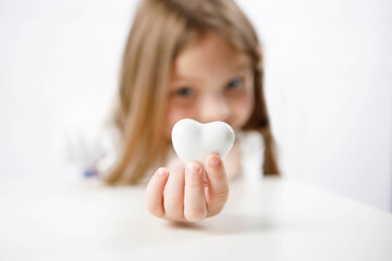 Fototapeta Białe serce - symbol miłości - znak miłości - the power of love - czysta miłość dziecka i bezgraniczne zaufanie do świata - niewinność - zaufanie - czystość - kocham obraz