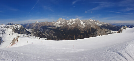 Fototapeta na wymiar Spectacular high mountain winter panorama of alpine ski resort.