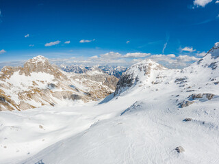 Fototapeta na wymiar Spectacular high mountain winter panorama of alpine ski resort.