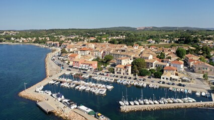 survol des parcs à huitres à Bouzigues au dessus du bassin de Thau en Occitanie	