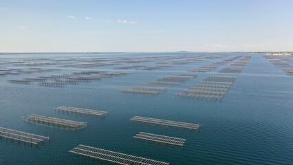 survol des parcs à huitres à Sète au dessus du bassin de Thau en Occitanie