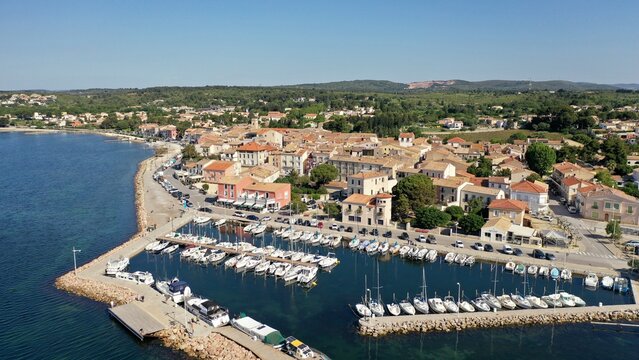 survol des parcs &agrave; huitres &agrave; Bouzigues au dessus du bassin de Thau en Occitanie	