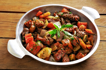 Porção de carne bovina com cebola e tomate