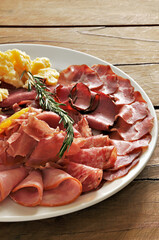 Porção de frios e embutidos