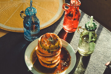 Frascos de colores con pajitas