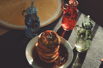 Frascos de colores con pajitas