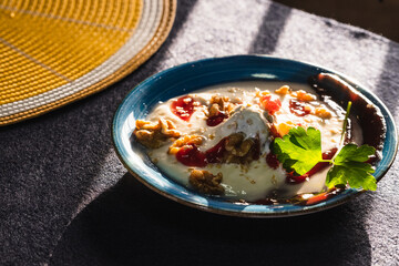 Yogurt griego con nueces y mermelada de fresa
