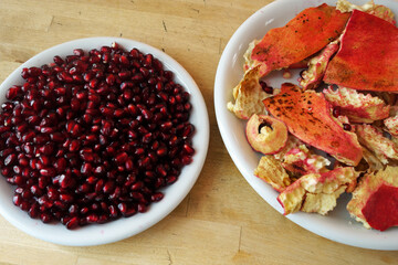 Granatapfel Kerne und Haut auf weißen Tellern