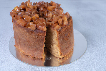 Banana cake and pieces of caramelized apple and vanilla cream