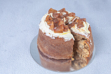 Banana cake and pieces of caramelized apple and vanilla cream