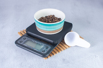 kitchen scale to weigh coffee beans