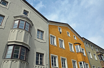 Fototapeta na wymiar Typische Häuserfassaden in der Altstadt von Schwaz, Tirol, Österreich