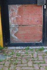 FU 2021-07-31 TechBlum 88 Die Tür ist beschädigt