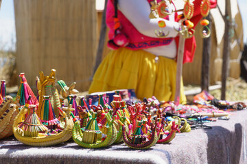 Recuerdos tradicionales de las islas flotantes del lago Titicaca