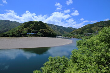 Fototapeta premium 四万十川の風景 新緑 （高知県 四万十市 いわまちんかばし）