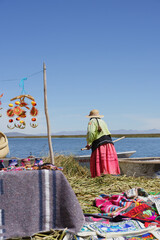 Mujer trabajando en la isla de los Uros en el Lago Titicaca