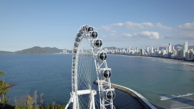 Imagem a&eacute;rea da roda gigante (FG Big Wheel) em Balne&aacute;rio Cambori&uacute;