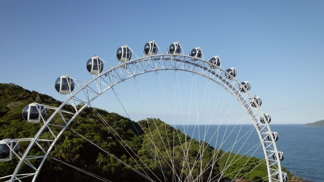 Imagem a&eacute;rea da roda gigante (FG Big Wheel) em Balne&aacute;rio Cambori&uacute;
