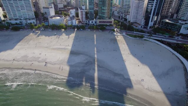 Imagem aérea da sombra projetada por prédios em Balneário Camboriú