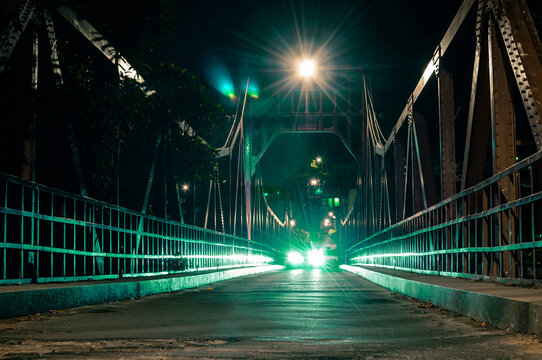 Ponte met&aacute;lica antiga montada com rebites