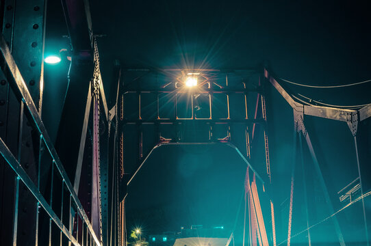 Ponte met&aacute;lica antiga montada com rebites