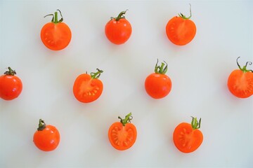 半分に切ったミニトマト