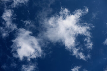 天頂にできた雨雲の隙間から見えた高空の雲_横1