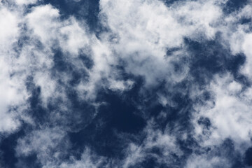 天頂にできた雨雲の隙間から見えた高空の雲_横2