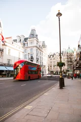 Fotobehang Een rode moderne dubbeldekker bus reist door het centrum van Londen, Groot-Brittannië. © Holly Hatchett