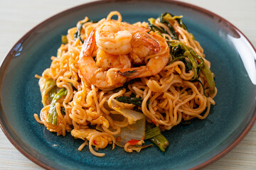 Stir-fried instant noodles sukiyaki with shrimps