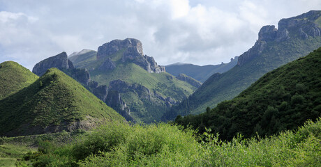 Obraz premium High altitude grassland mountain landscape