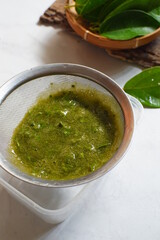 the making of green grass jelly from leaves 