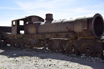 Fototapeta na wymiar old rusty trains at the antique train cemetery close to the salt flats of Uyuni. Bolivia.