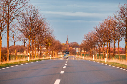 Landstra&szlig;e L85 Quedlinburg nach Hoym im Sonnenuntergang
