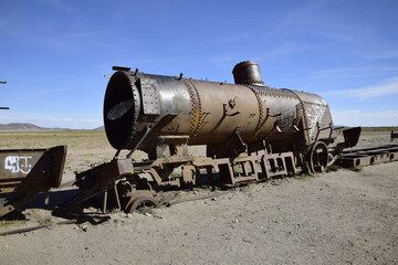 Fototapeta na wymiar old rusty trains at the antique train cemetery close to the salt flats of Uyuni. Bolivia.