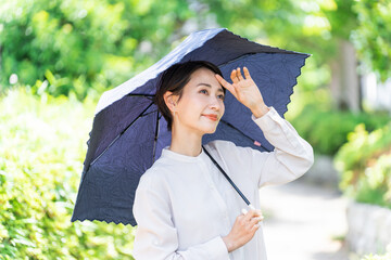 日傘をさす女性（紫外線対策・日焼け止め・UVケア・熱中症対策・美容・ビューティー）