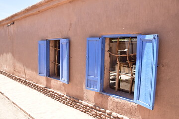 Fototapeta na wymiar Clay building with blue windows in the City San Pedro de Atakama and surroundings - Chile, Latin America