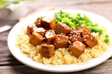 fried tofu with soy sauce, bulgur and green vegetable