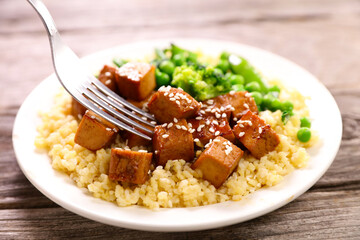 fried tofu with soy sauce, bulgur and green vegetable