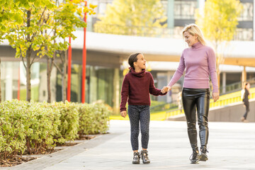 Obraz premium Mom with her daughter during autumn