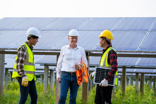 Electrical engineers conducted performance tests at the outdoor solar PV base and conducted discussions and summaries at the site,Repair and maintenance of alternative energy sources.