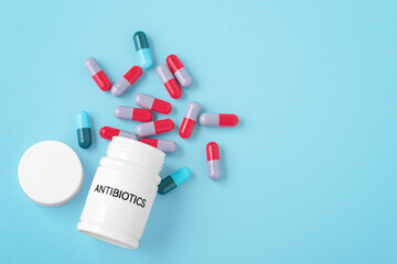 Pills spilling out from antibiotic medicine bottle - obrazy, fototapety, plakaty