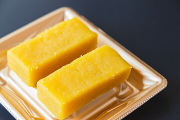 容器に乗せられた芋ようかん