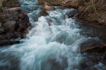 Obraz premium river from mountain with blurred water surface