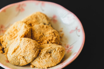 お皿に並べられた黒蜜きな粉わらび餅